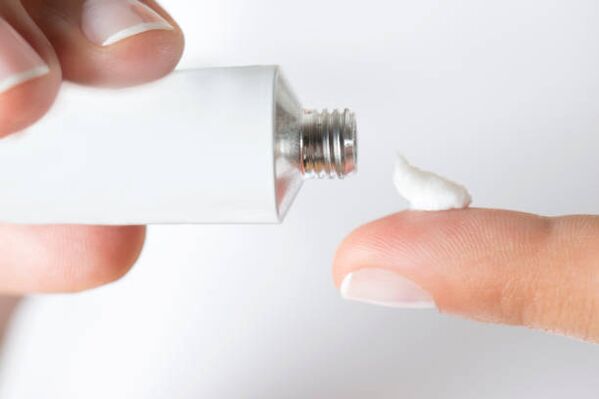 Crema per il trattamento dei funghi delle unghie dei piedi